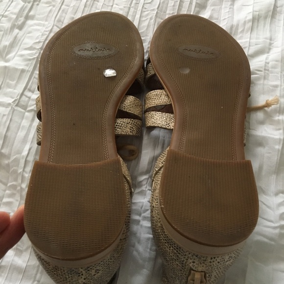 10M LEATHER UPPER NURTURE BACK ZIP & TIE SILVER GOLD & BLACK PATTERN SANDALS - Picture 3 of 8